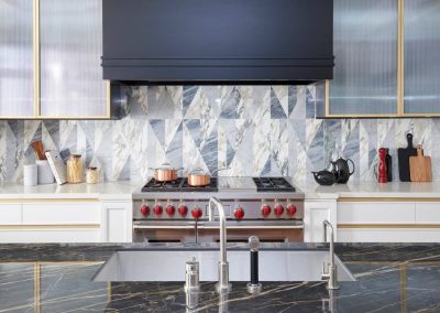 Kitchen showing stunning backsplash